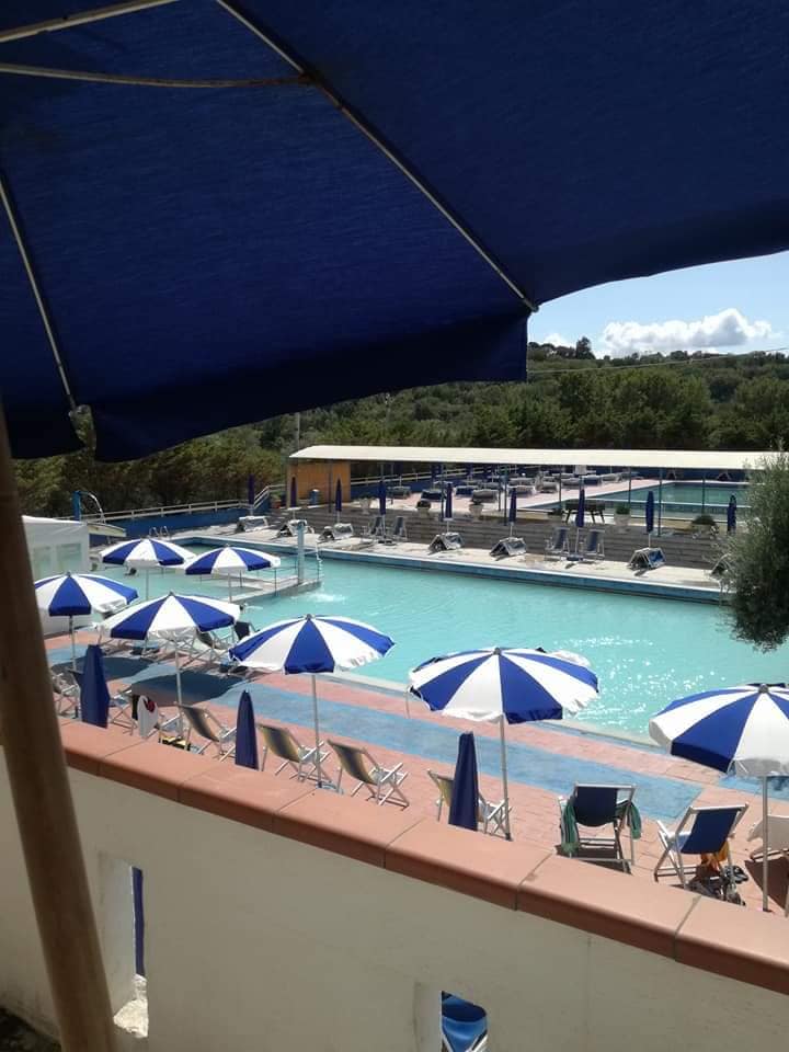 ombrelloni a lato piscina