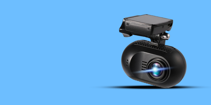 藍色背景上的黑色行車記錄儀，鏡頭略微傾斜，發出藍光。