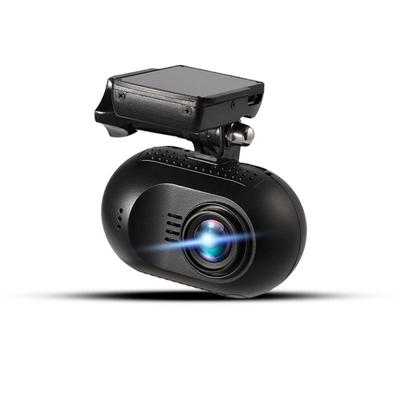 黑色行車記錄器頂部配有太陽能板，朝向前方，鏡頭可捕捉藍光。