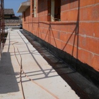 posa strato impermeabile marciapiede