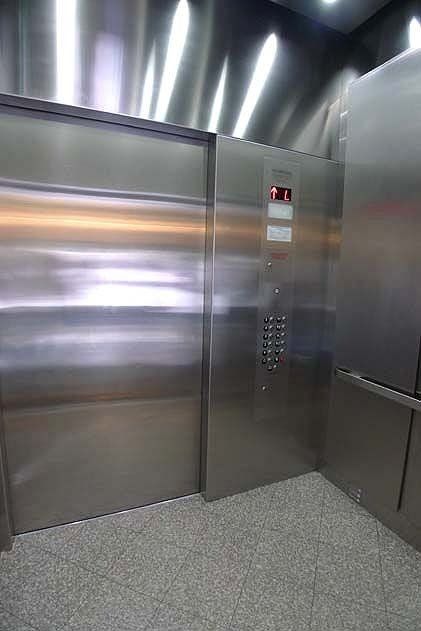 five star suites elevator