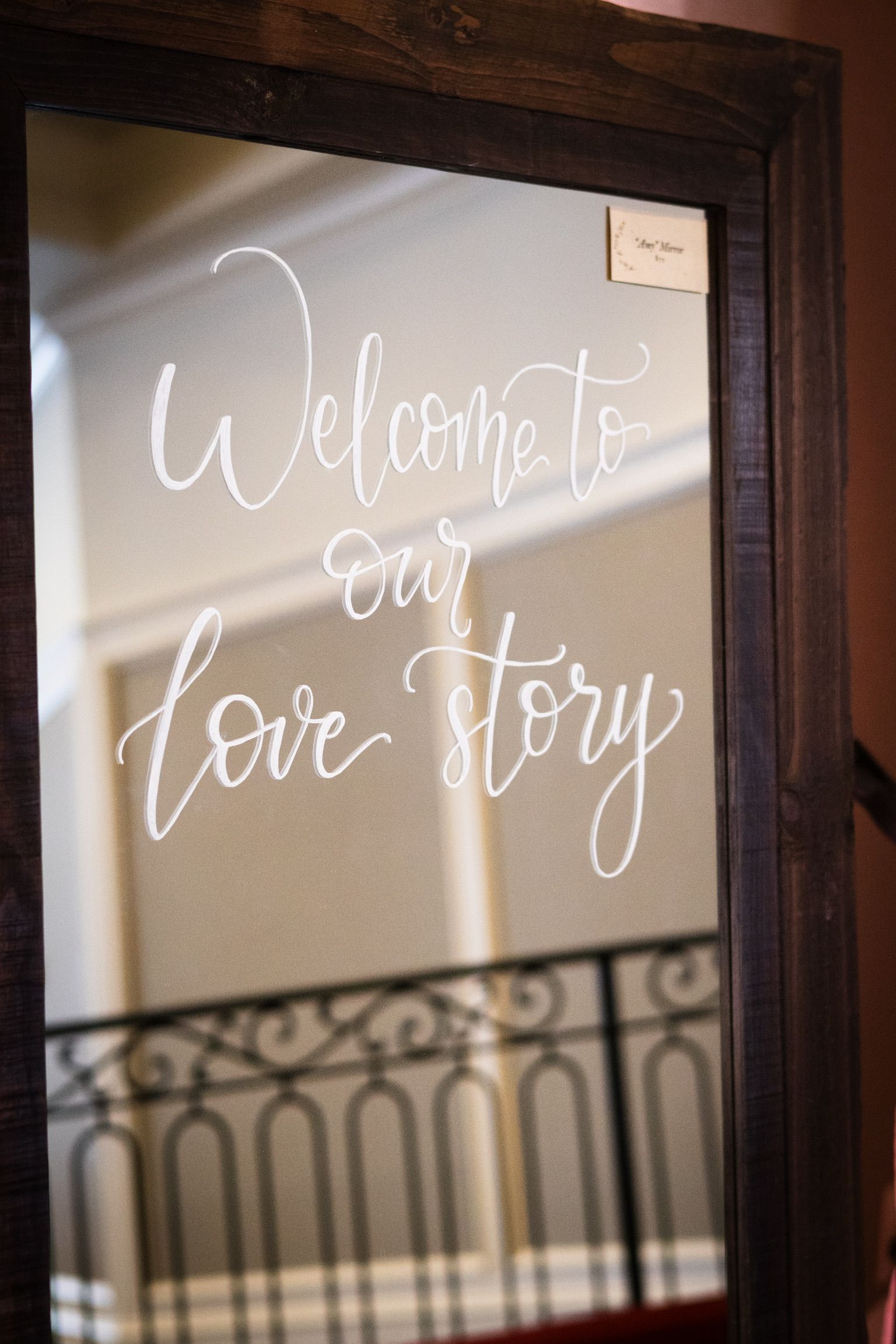 Mirror with white calligraphy: 