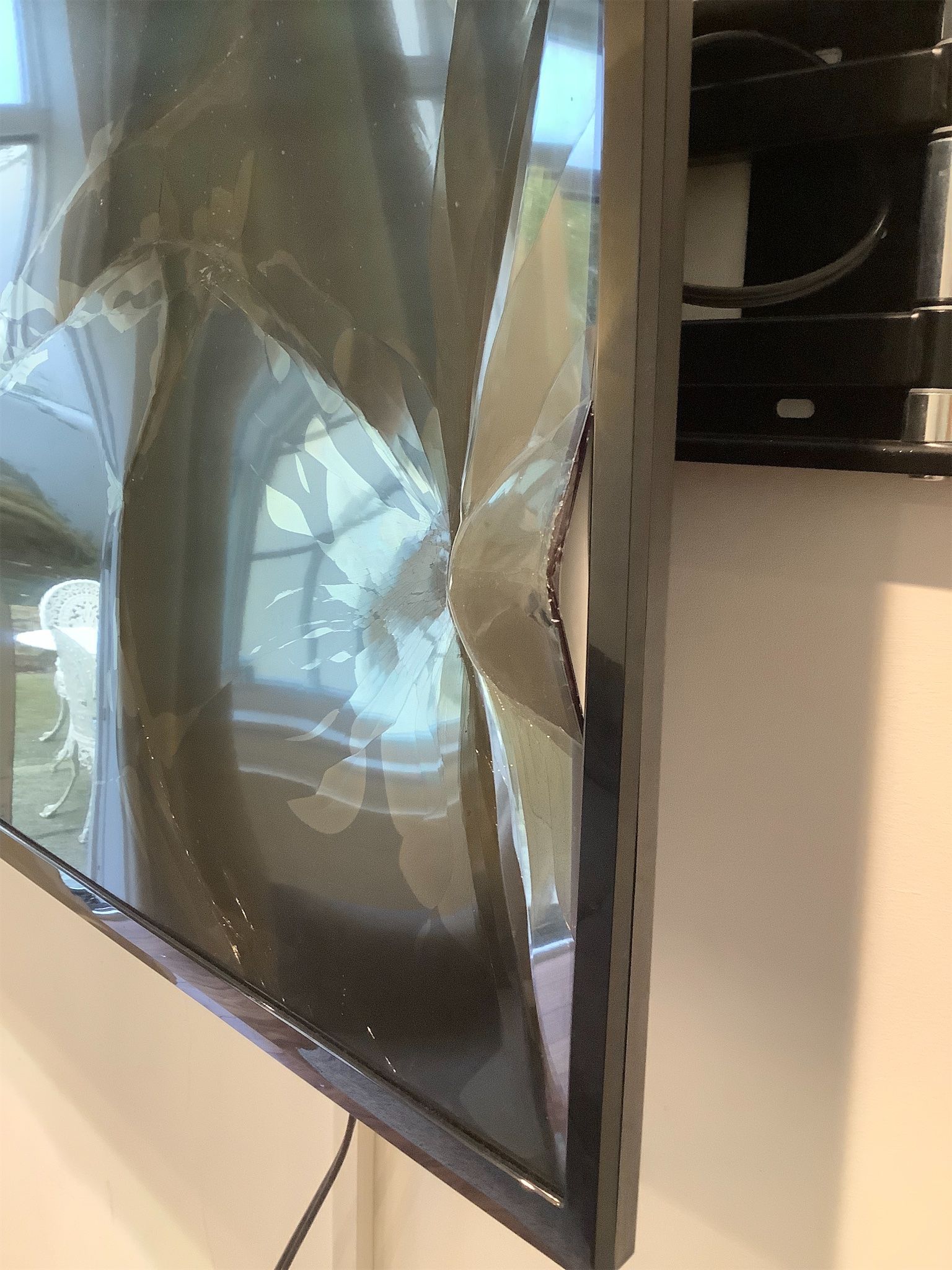 Television screen with visible damage – condition recorded in report