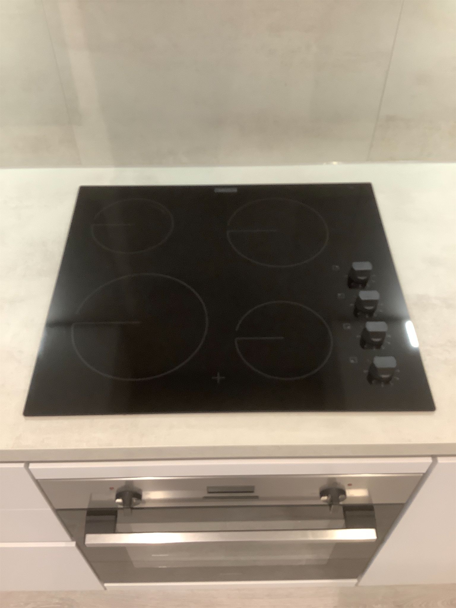4-ring electric hob in kitchen – condition recorded at check-in