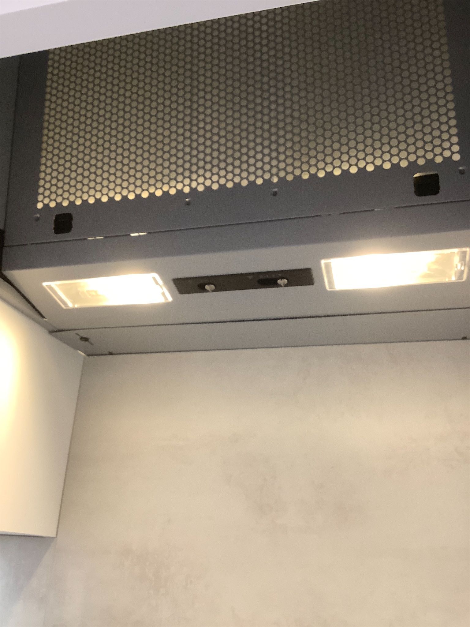 Kitchen extractor fan with integrated lights – check-in inspection