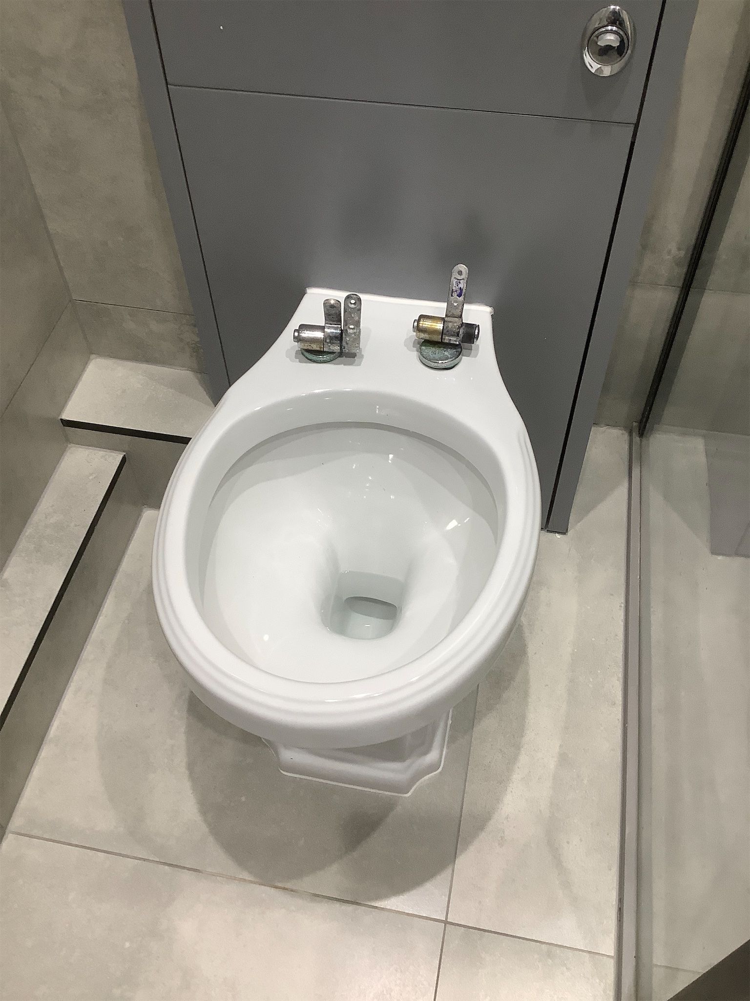Toilet with missing seat – absence noted at inspection