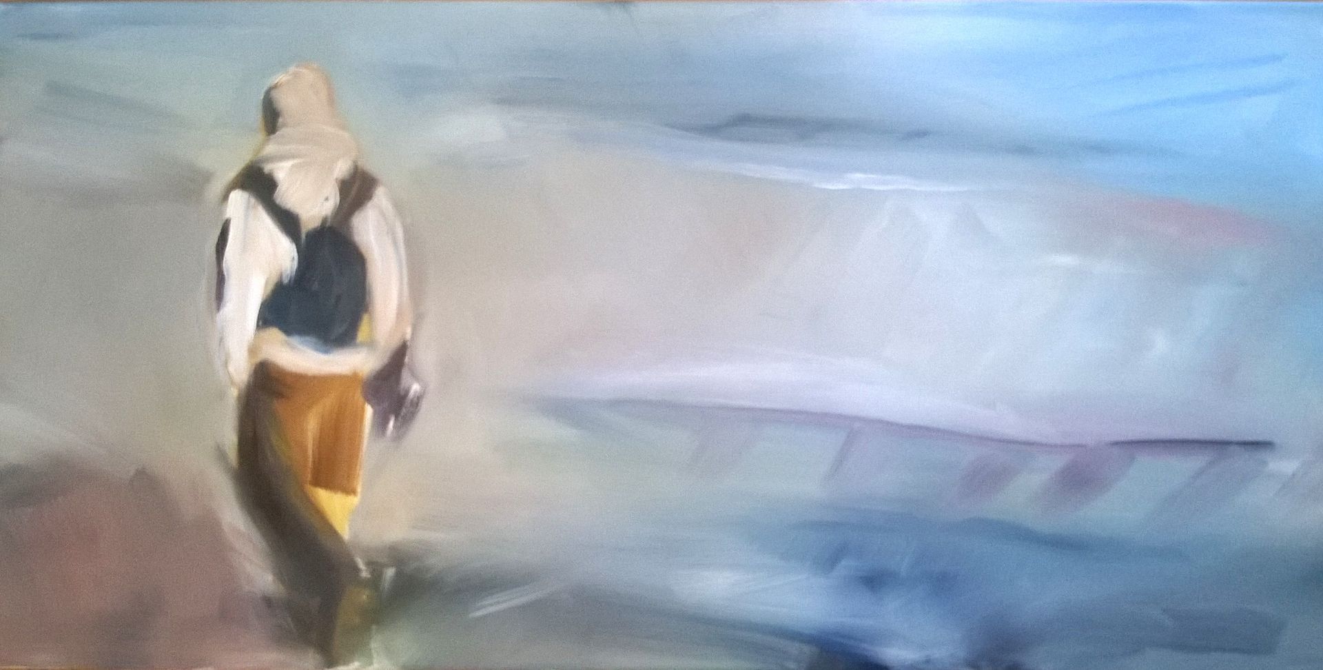 Eine Person in Kapuzenjacke und gelber Hose geht vor einem abstrakten, blau-braunen Hintergrund weg.