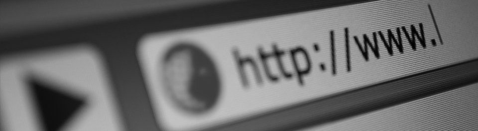 Ein Schwarzweißfoto einer Webadressleiste mit der Aufschrift http://www.