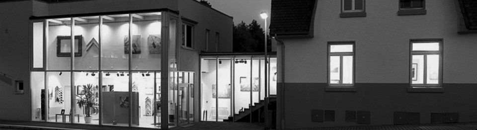 Ein Schwarzweißfoto eines Gebäudes mit vielen Fenstern