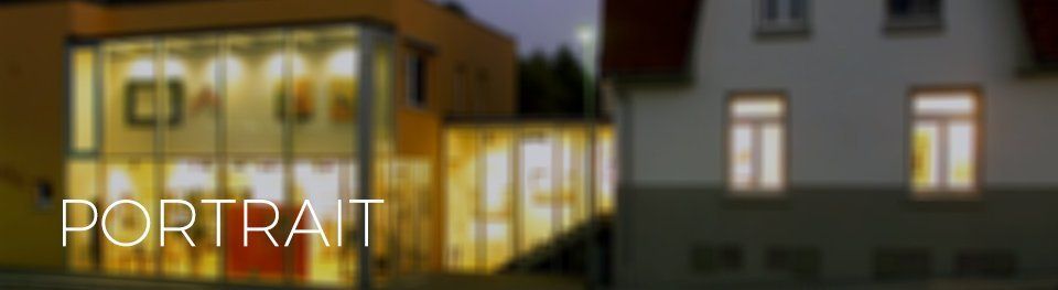 Ein verschwommenes Bild eines Gebäudes mit dem Wort Portrait darauf