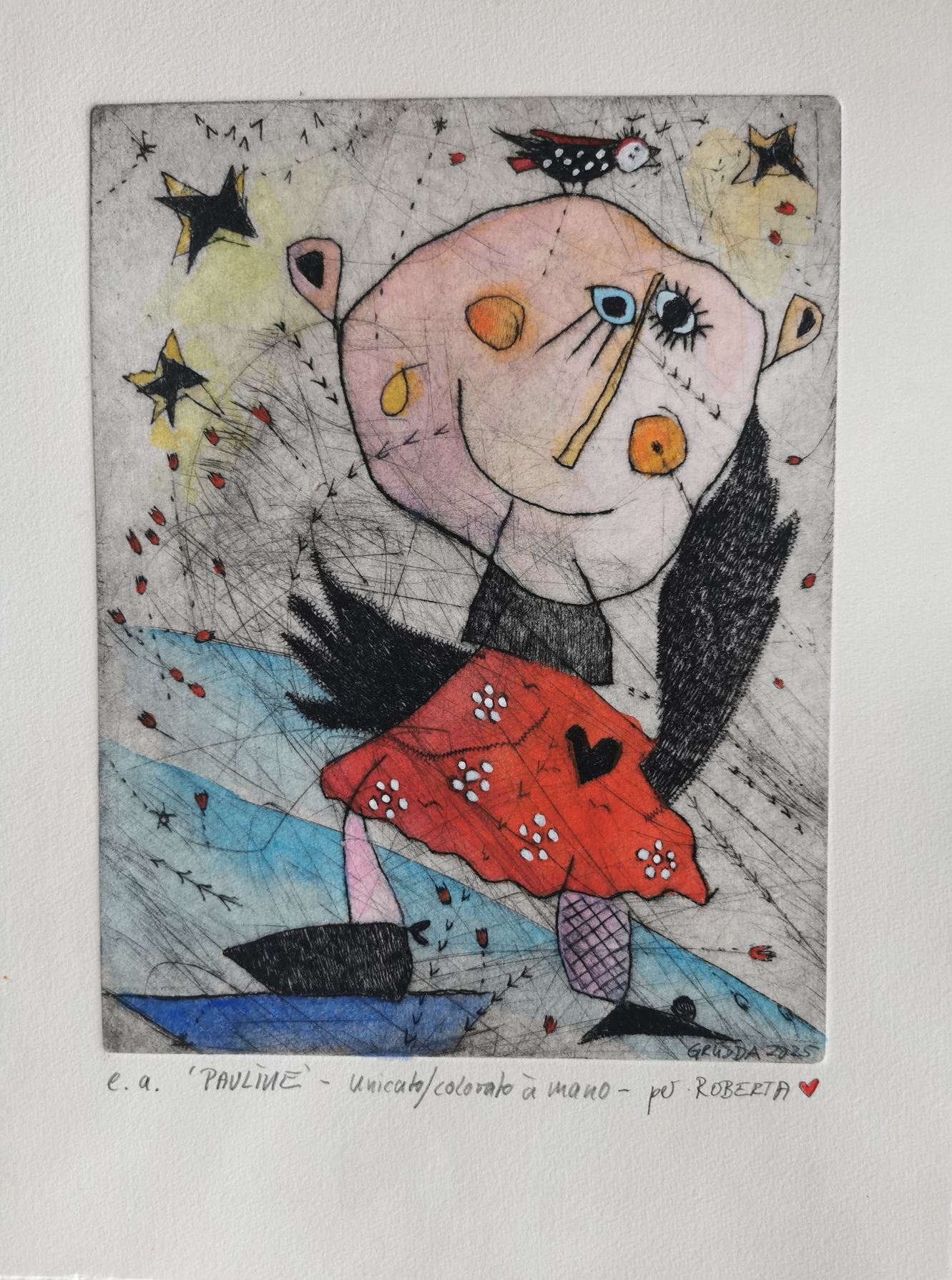 Skurrile Illustration einer Person mit einem Vogel auf dem Kopf, einem roten Kleid und einem Boot mit Sternen und Wasser.