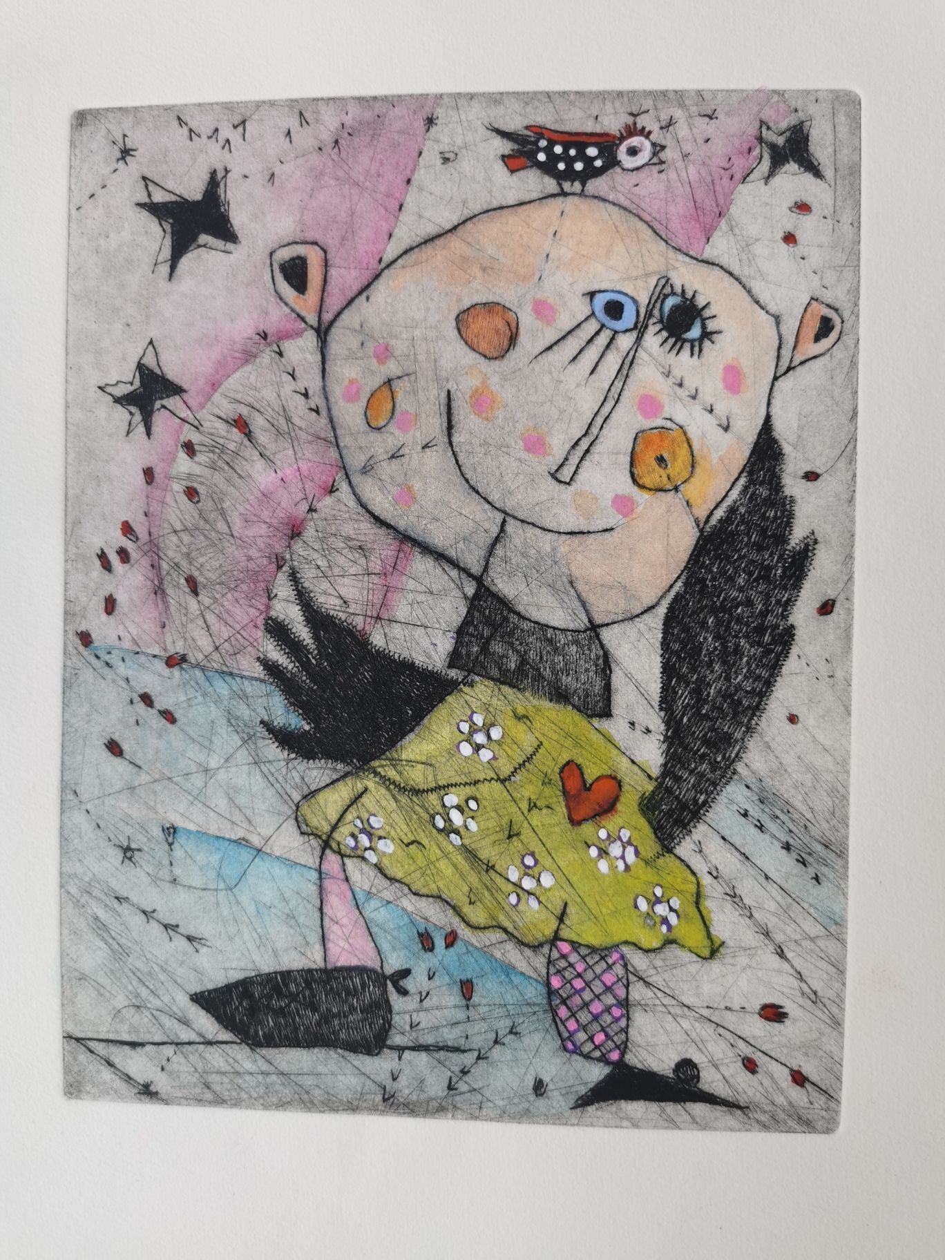 Skurrile Illustration einer Figur mit schwarzen Flügeln und einem gelben Kleid. Auf dem Kopf sitzt eine Eule, im Hintergrund sind Sterne und Farbspritzer zu sehen.