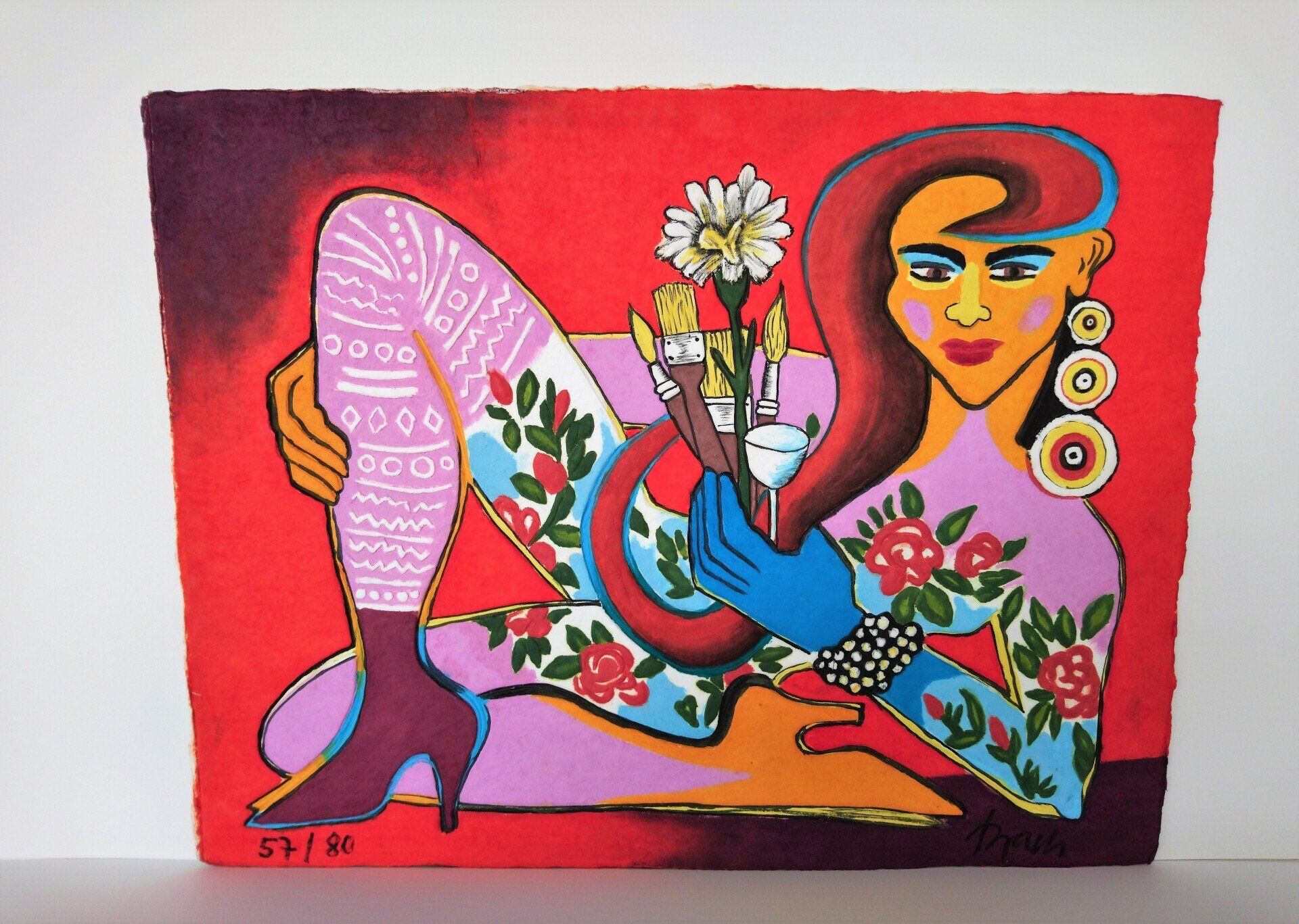 Ein farbenfrohes Gemälde einer Frau, die eine Blume hält