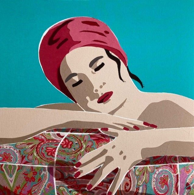 Frau mit rotem Kopftuch und rotem Nagellack ruht auf einem gemusterten Waschbecken, die Augen geschlossen, vor einem blaugrünen Hintergrund.