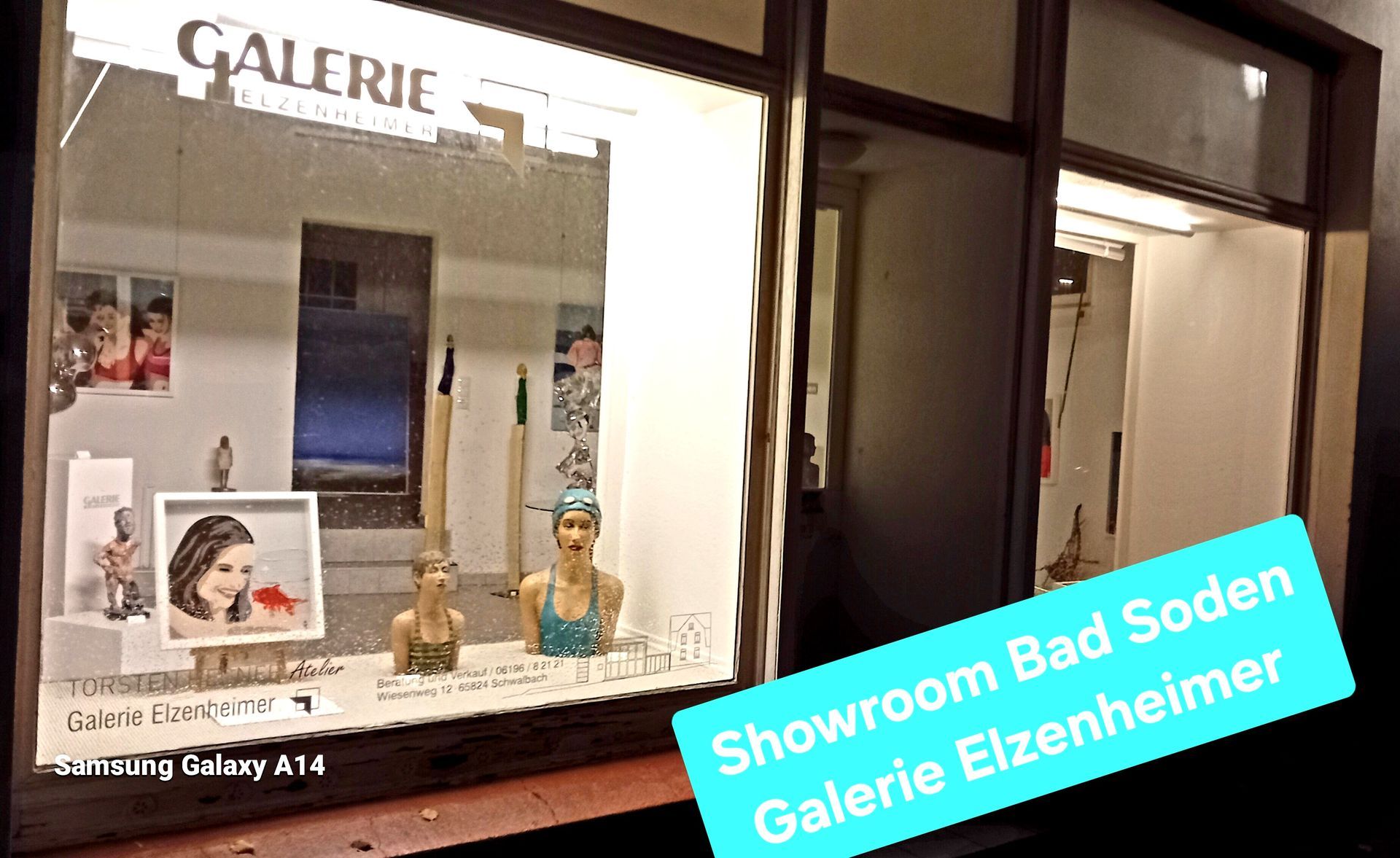 Ein Schaufenster der Galerie Elzenheimer in Bad Soden mit Schmuckauslagen. Im Schaufenster befindet sich ein türkisfarbener Kasten mit weißem Text.