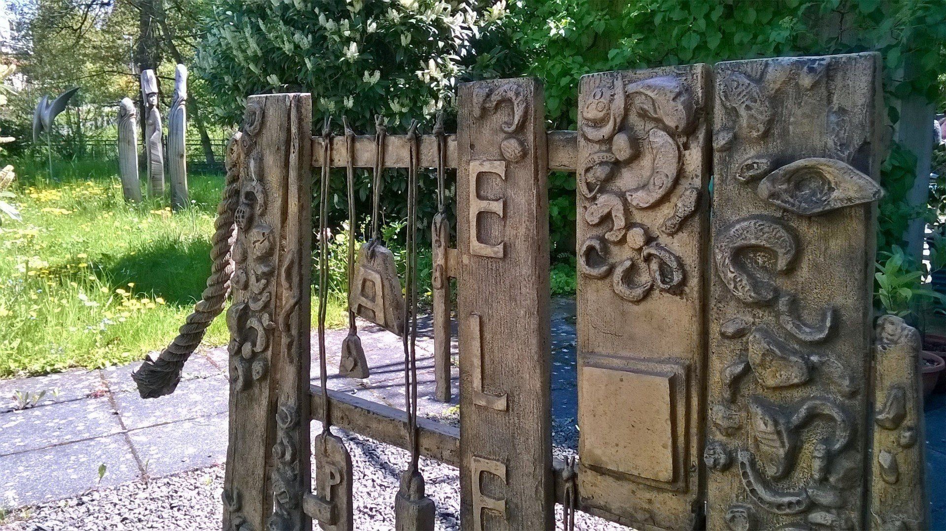 Ein Holzzaun mit der Nummer 16 darauf