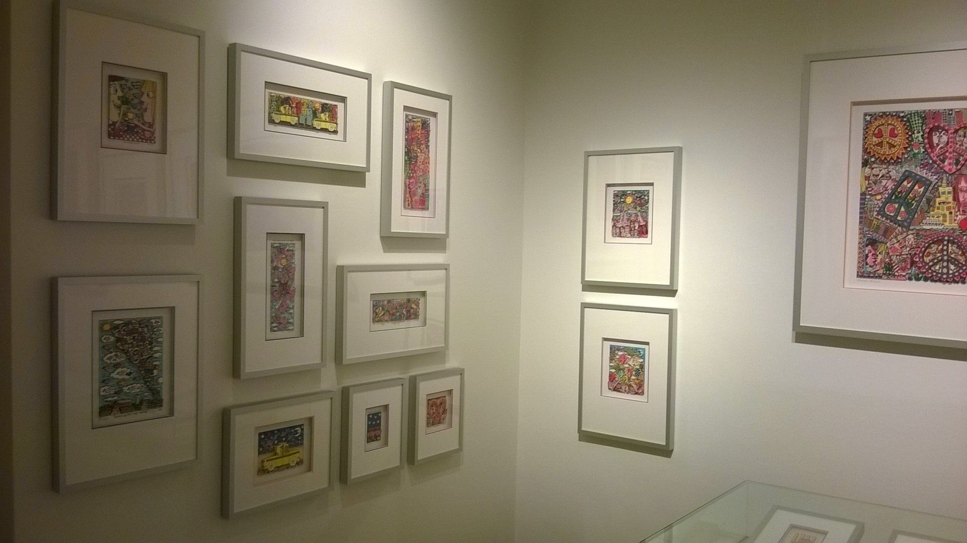 Ein Raum mit vielen gerahmten Bildern an der Wand.