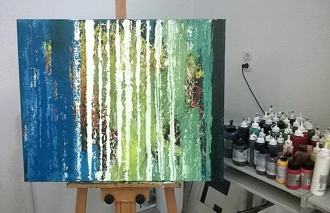 In einem Raum steht ein großes Gemälde auf einer Staffelei.