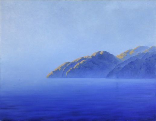 Ein Gemälde eines blauen Ozeans mit Bergen im Hintergrund.