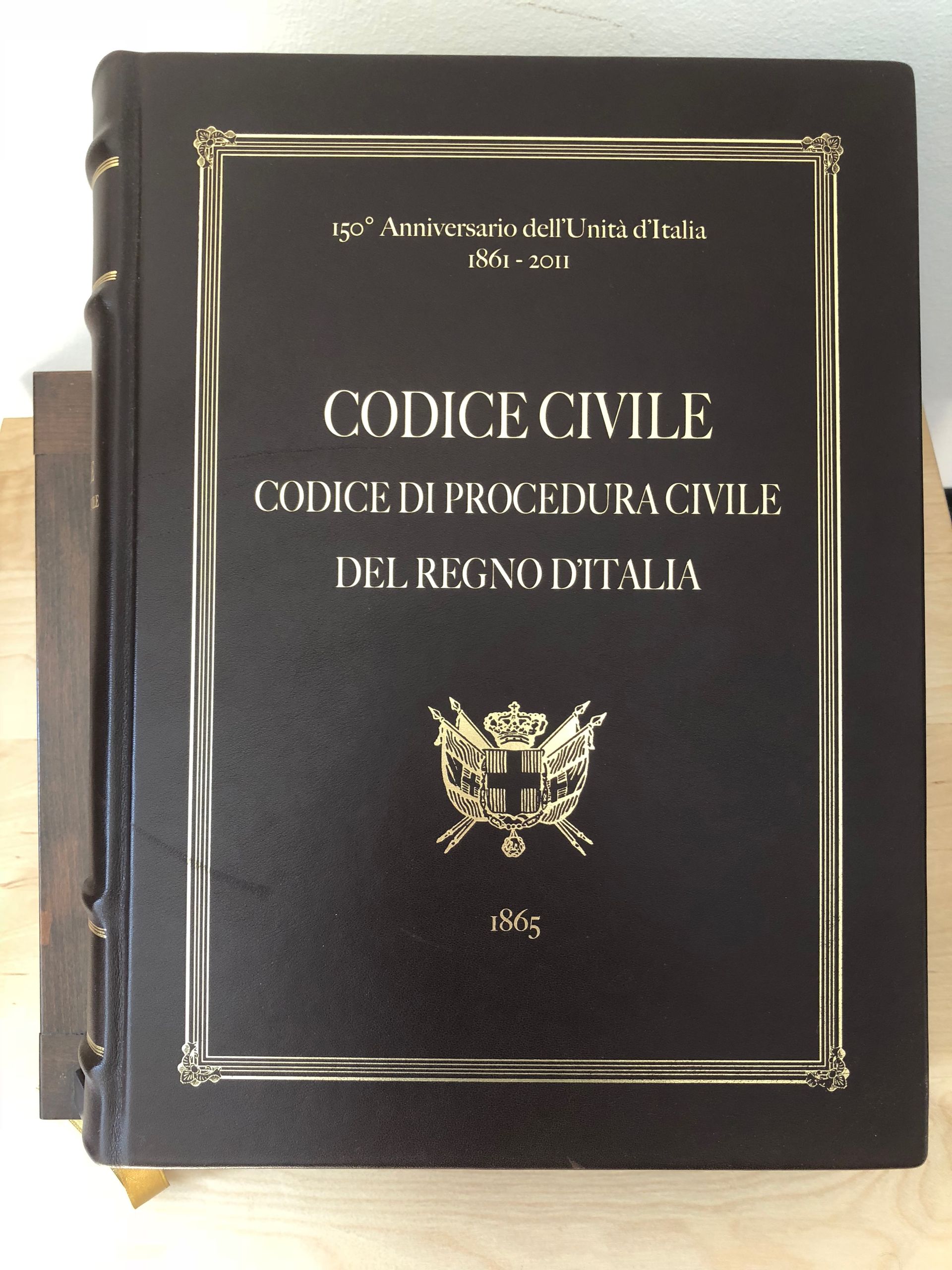 Una persona sta scrivendo su un pezzo di carta con una penna.