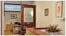 Una stanza con una porta su cui è scritto studio legale.