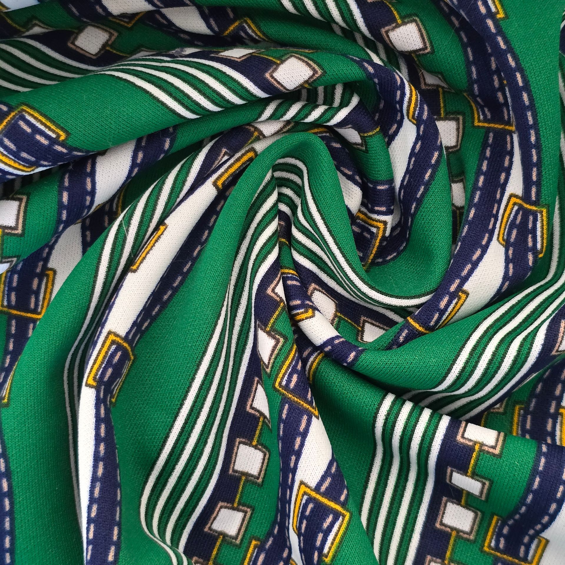 Groen met blauw speels gestreept