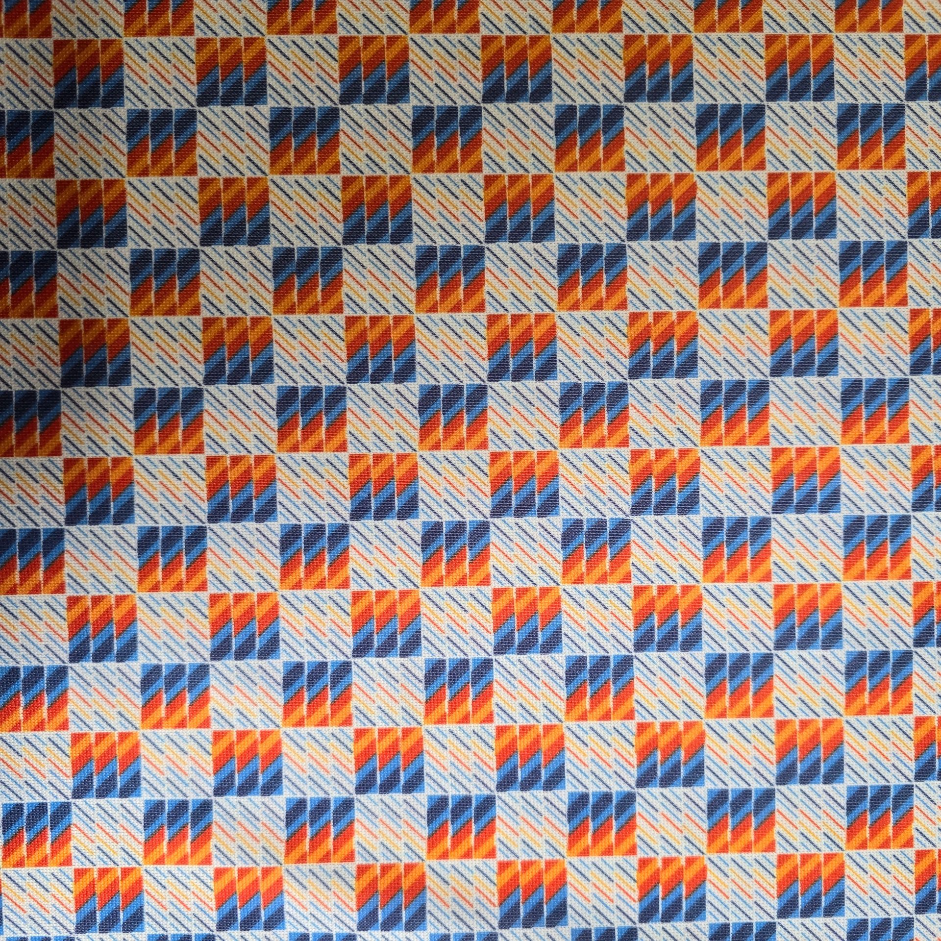 Oranje met blauwe vierkantjes