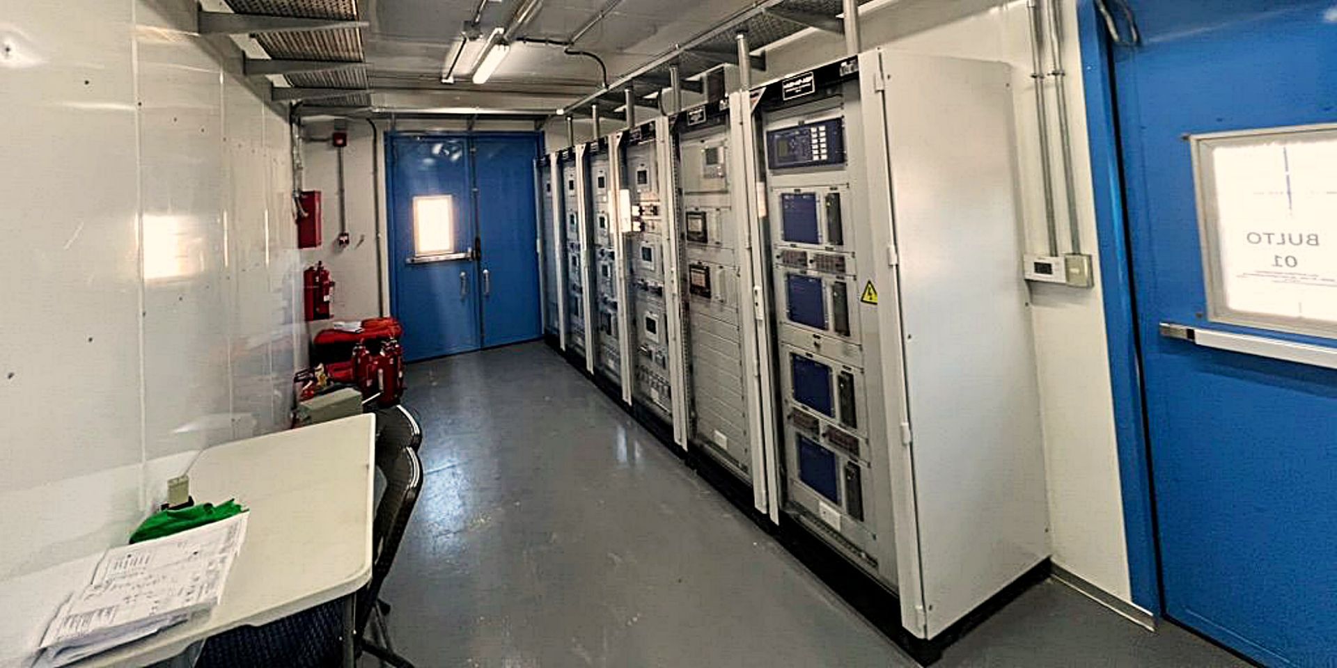 Una habitación con muchos armarios y una mesa dentro.