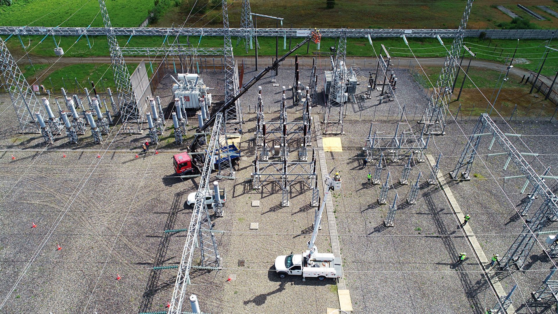 Una vista aérea de una central eléctrica con un camión estacionado delante de ella.
