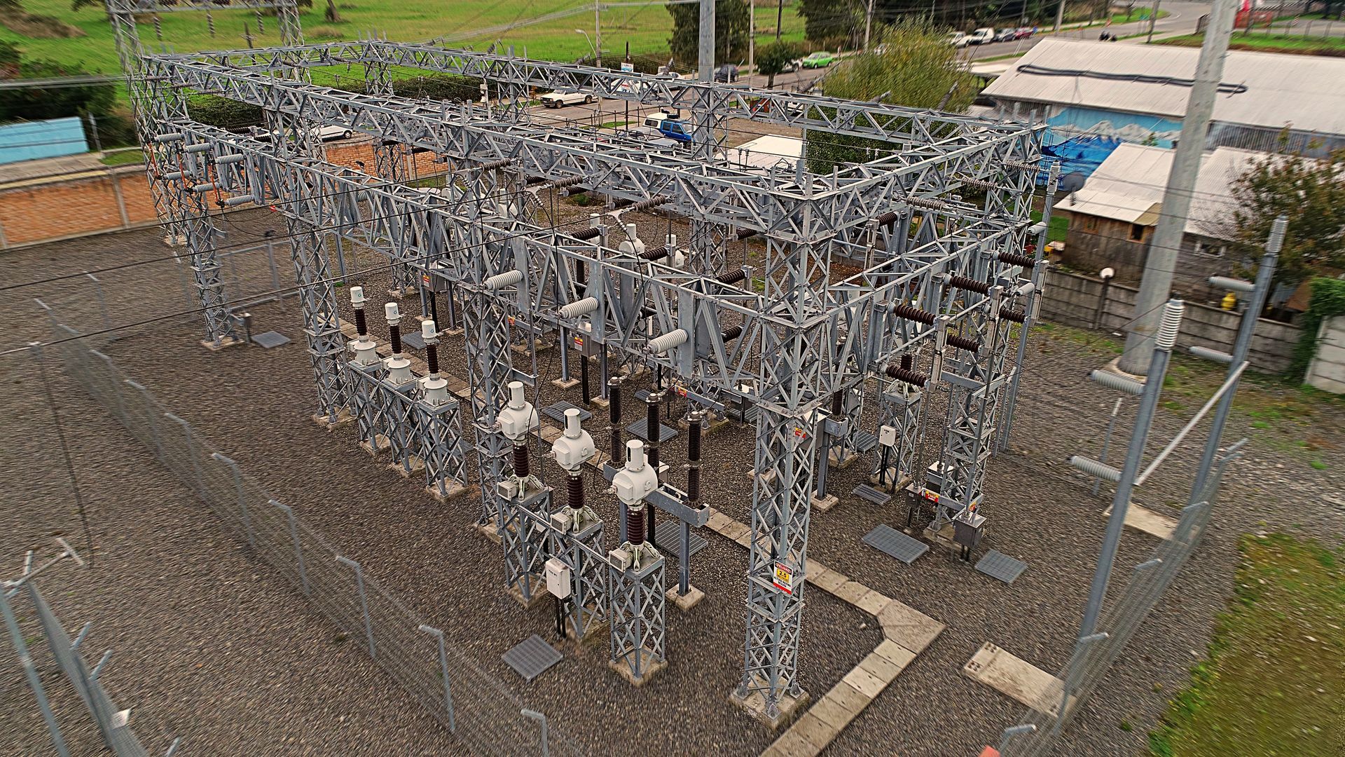 Una vista aérea de una central eléctrica con mucho equipo eléctrico.