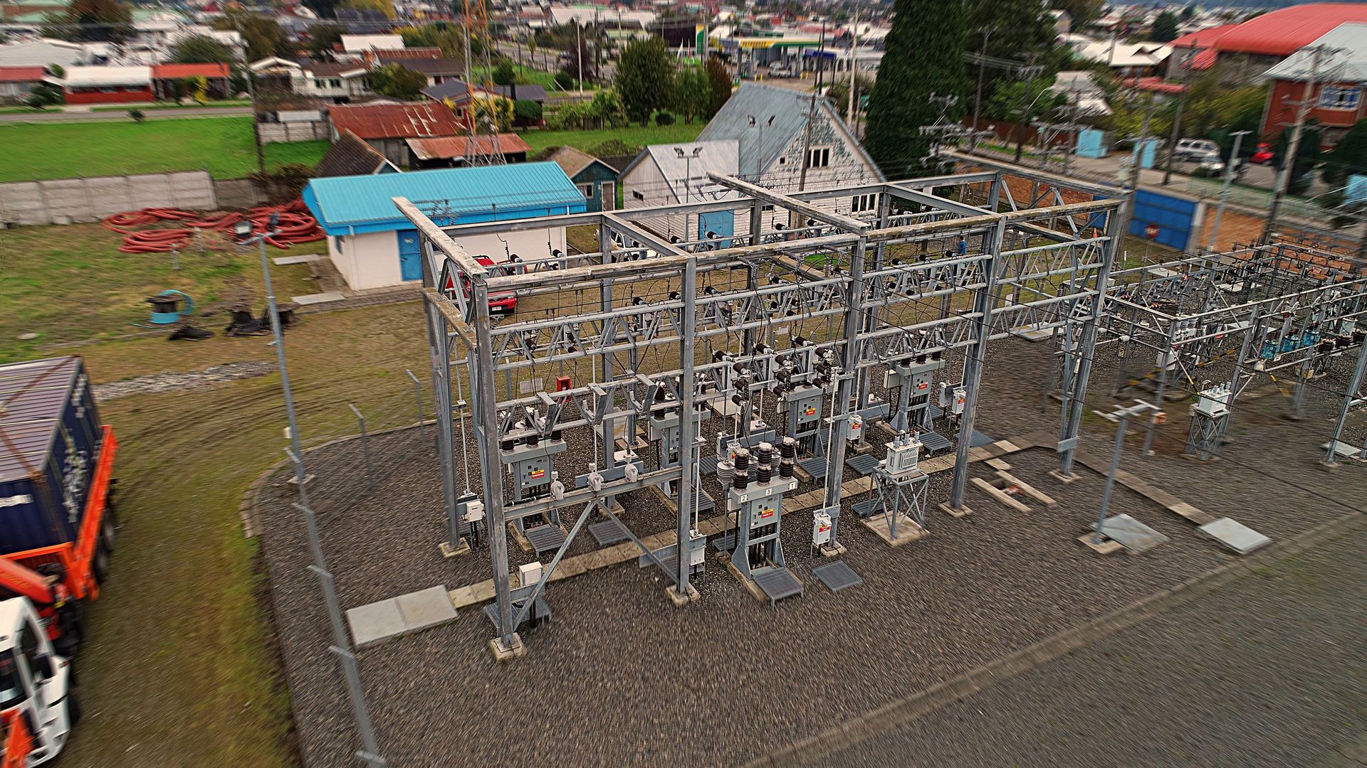 Una vista aérea de una central eléctrica con un camión estacionado delante de ella.
