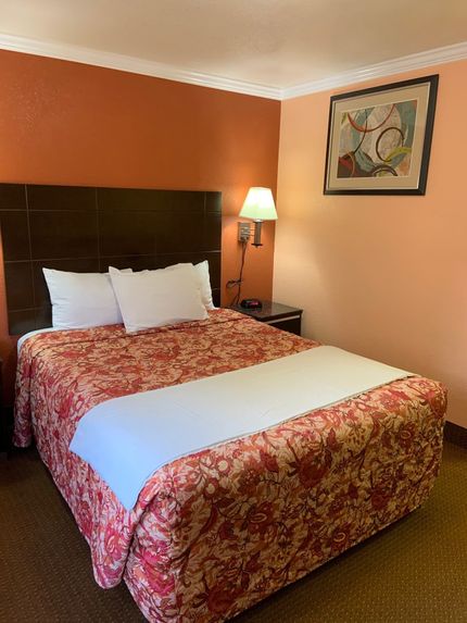 King Size Bed — Mountain View, CA — Budget Motel