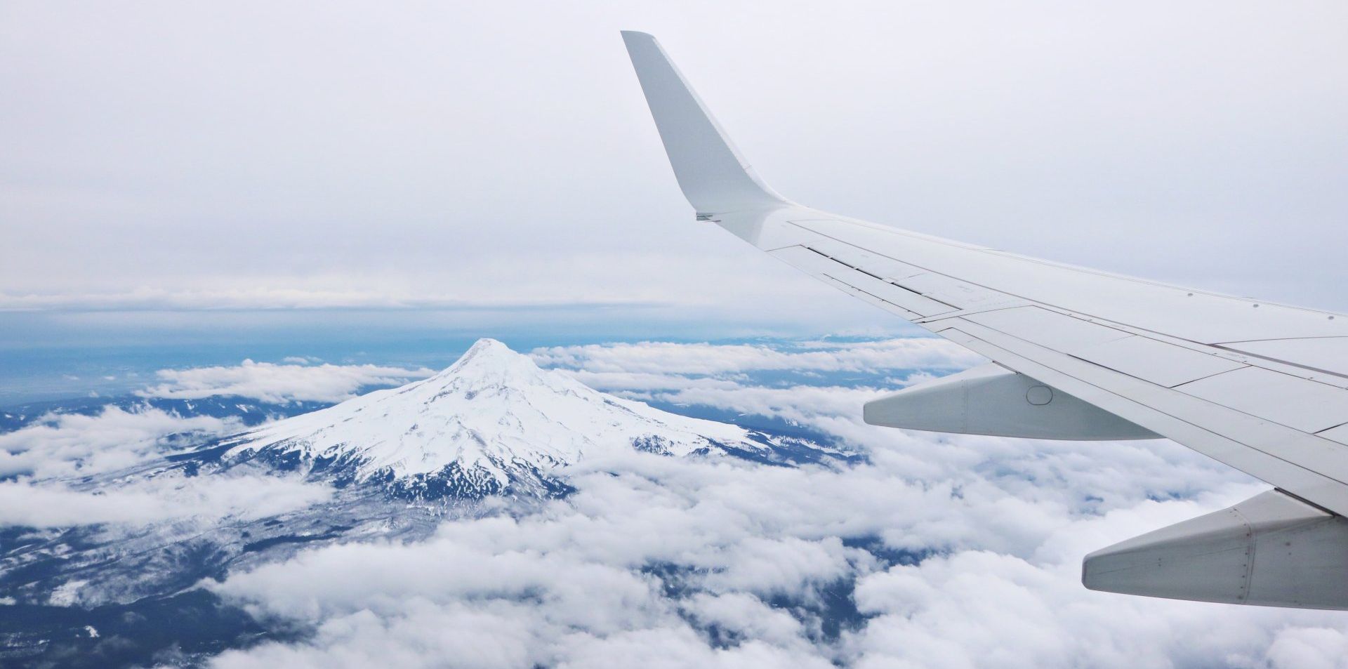 Gewölbte Tragflächen erzeugen Auftrieb, hier bei einer Boeing 737 mit Winglets