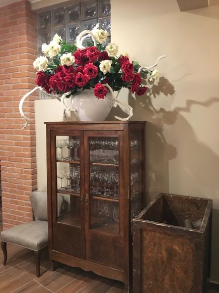 Decorazioni floreali su mobili in legno