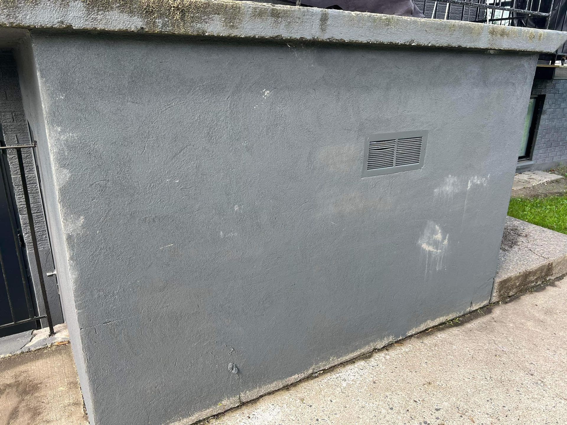 Coffre-fort en béton gris avec ventilation et couvercle en béton.