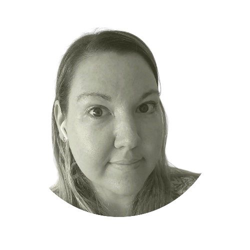 Rostro de mujer, ligeramente sonriente, en un marco circular, mirando hacia el espectador.