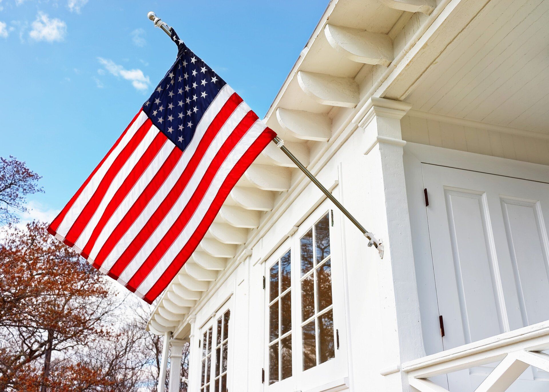 Flag house. Дом с американским флагом. Флаг Америки на домах. Флаг США на доме. Недвижимость флаг США.