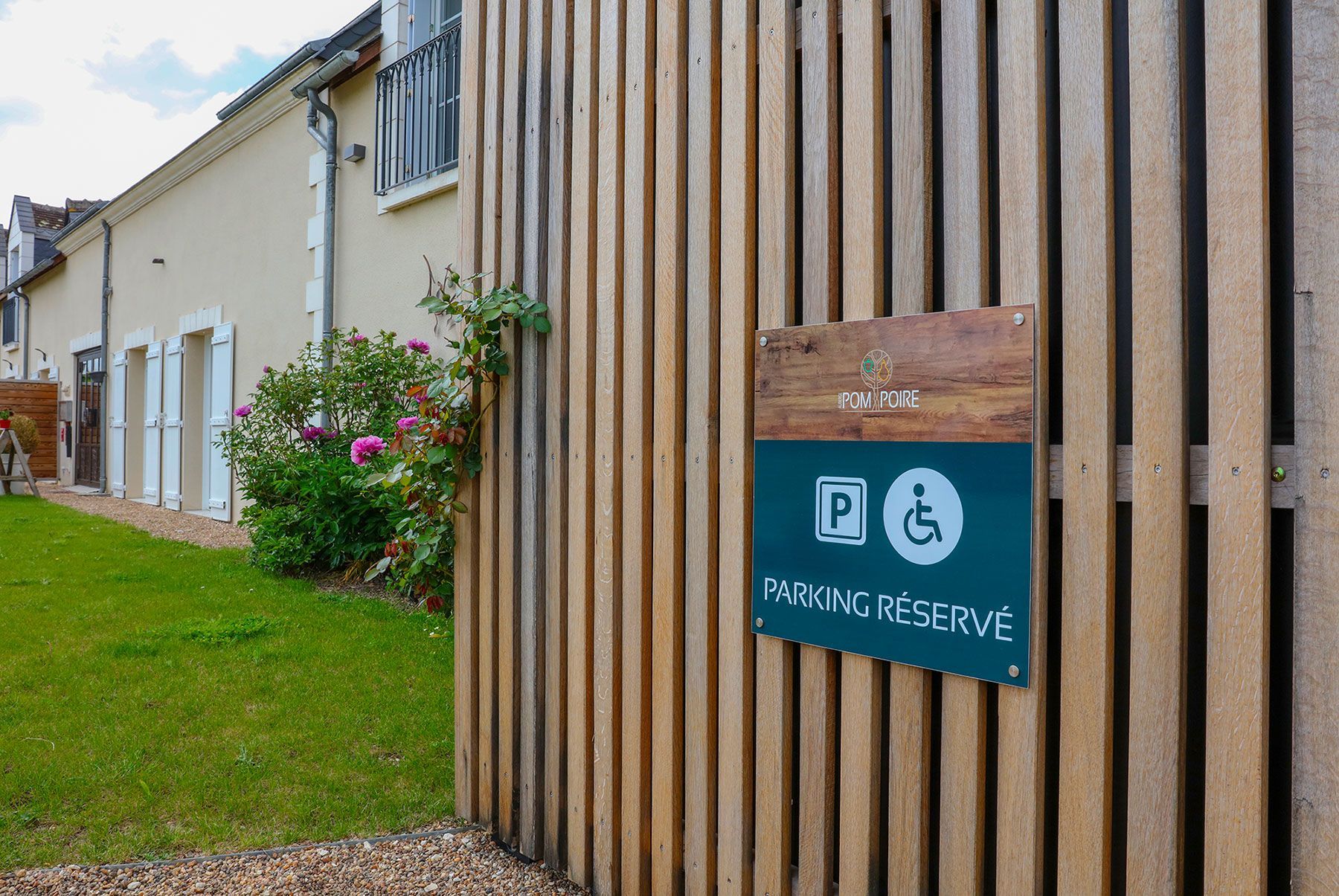 Signalétique parking de l'auberge restaurant Pom Poire