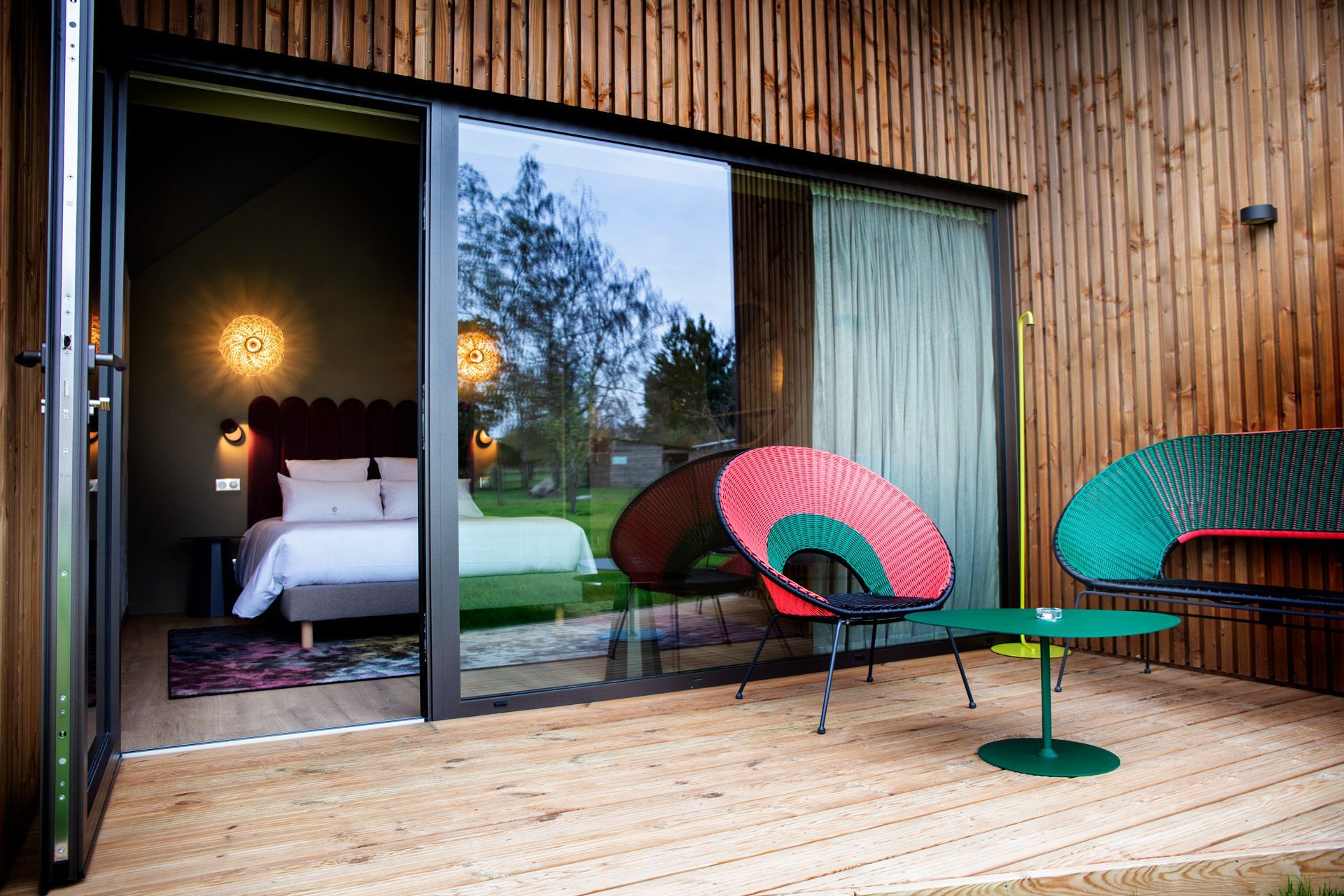 Terrasse de la cabane “signature“ de l'auberge Pom Poire