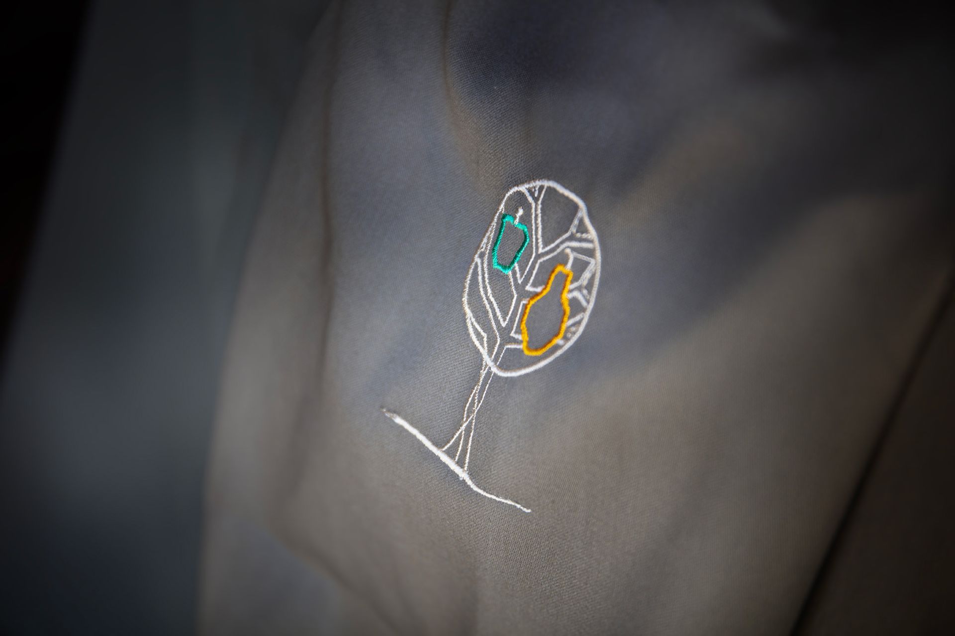 Logo Pom Poire brodé sur tablier de cuisine