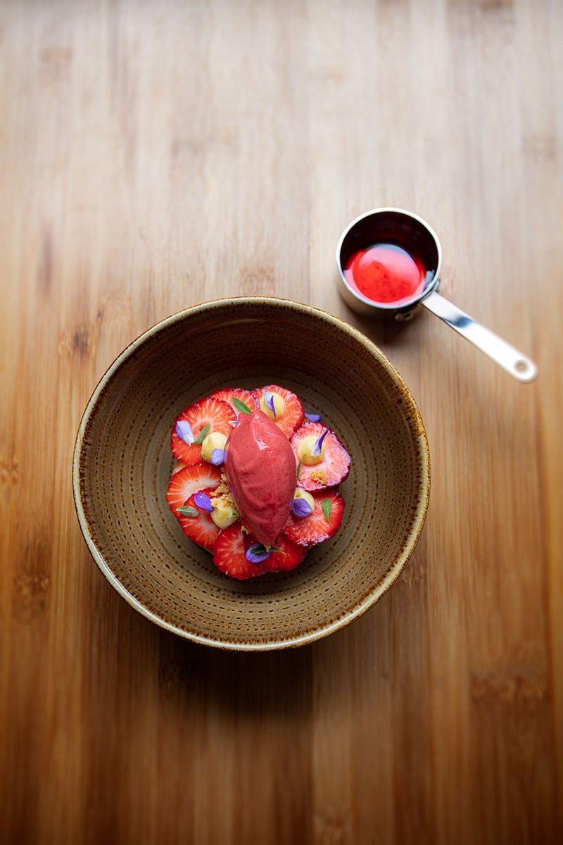 Dessert aux fraises de Kevin Gardien chef du restaurant l'auberge du 12 ème à Saché