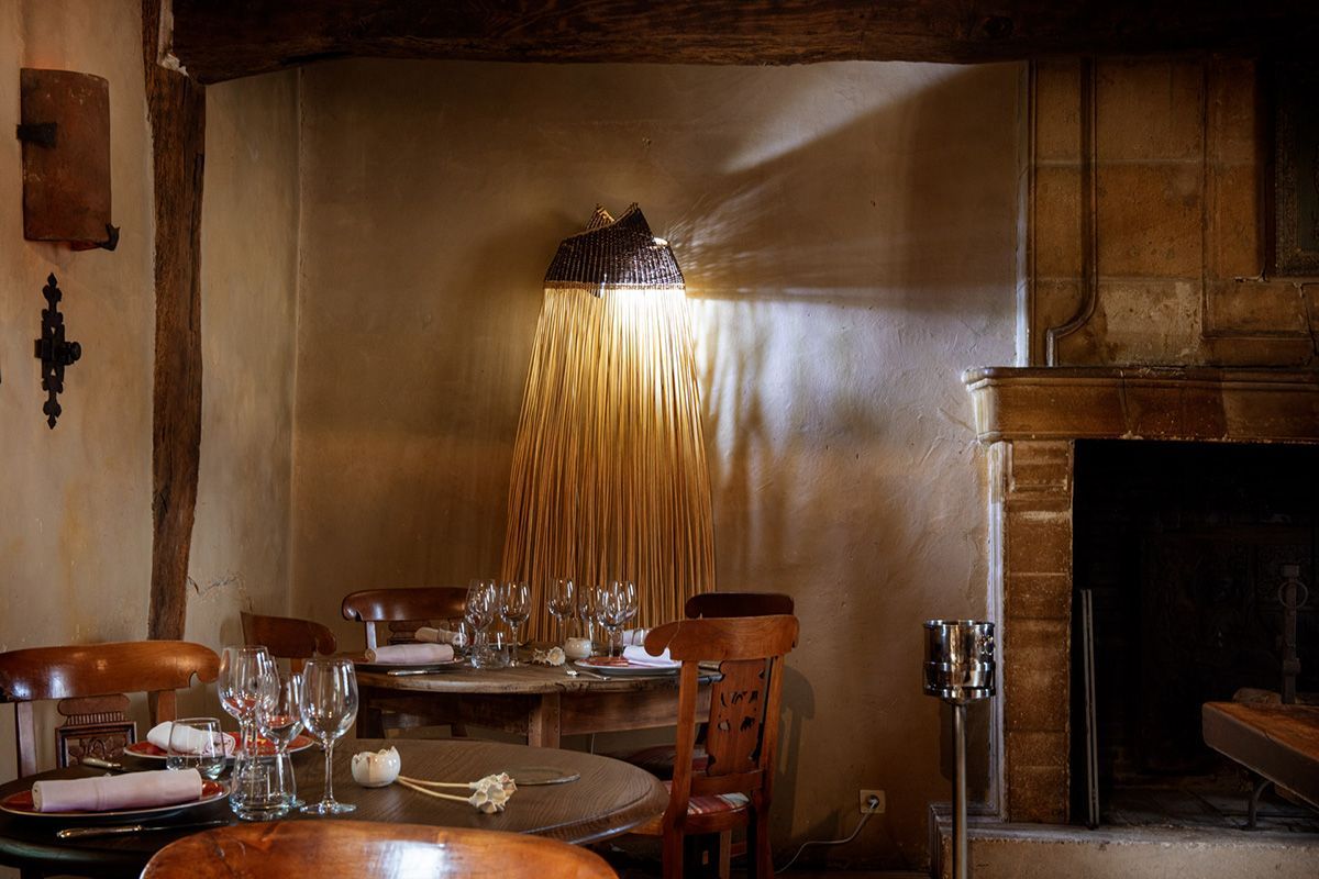 Coin salon de l'auberge du 12 ème situé à Saché