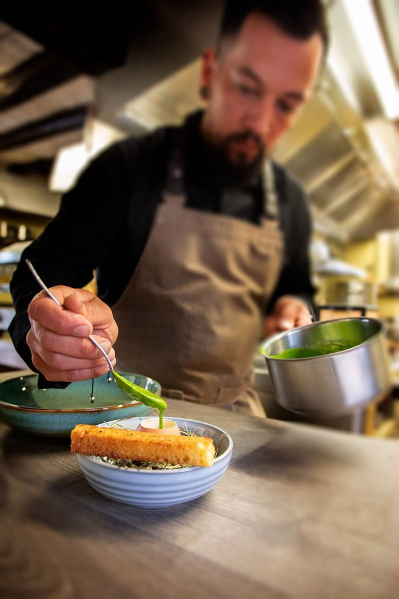 Kevin Gardien chef étoilé du restaurant l'auberge du 12 ème à Saché en cuisine