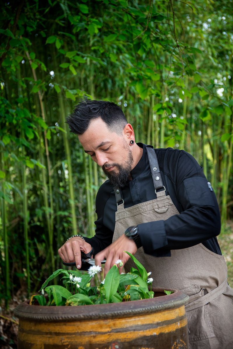 Kevin Gardien chef étoilé du restaurant l'auberge du 12 ème à Saché dans son jardin@