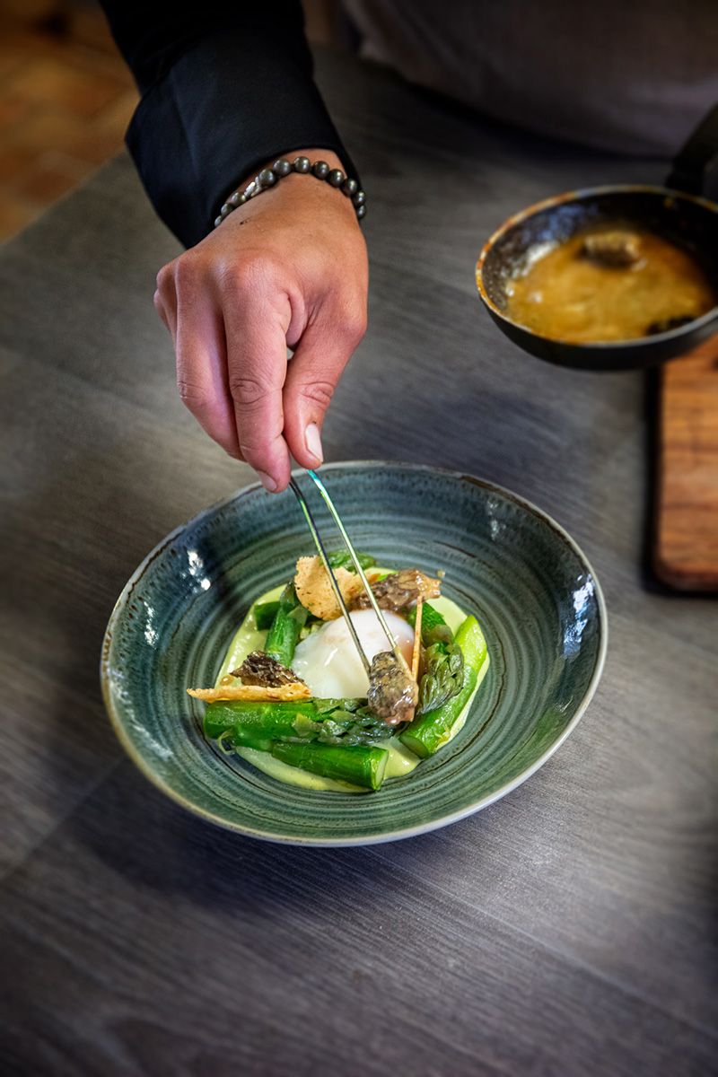 Dressage d'un plat par Kevin Gardien chef étoilé du restaurant l'auberge du 12 ème à Saché en cuisine
