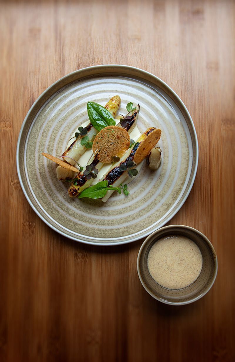 PLât aux asperges preparé par Kevin Gardien chef étoilé du restaurant l'auberge du 12 ème à Saché