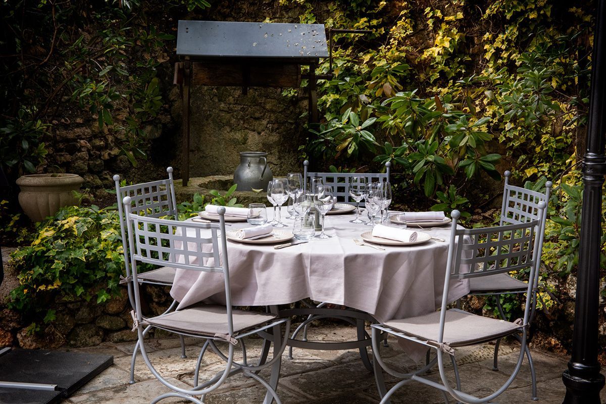 Table en terrasse du restaurant l'auberge du 12 ème à Saché