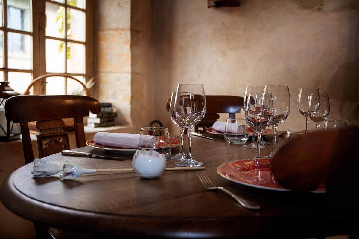 Table salon intérieur du restaurant l'auberge du 12 ème à Saché
