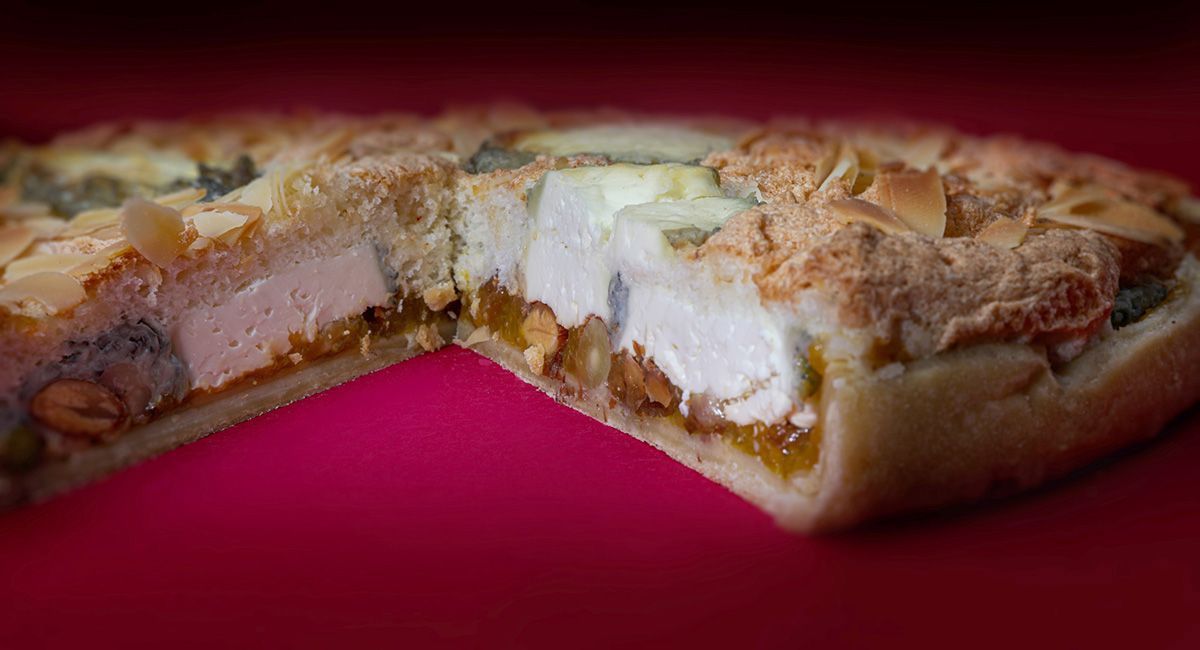 La Balzacienne, la tarte aux fruits secs torréfiés, tranches de Sainte-Maure de Touraine AOP et marmelade d’agrume