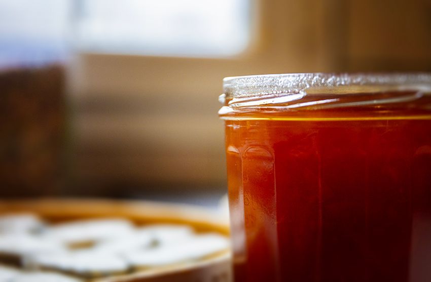 Pot de marmelade servant à la préparation de la tarte la Balzacienne